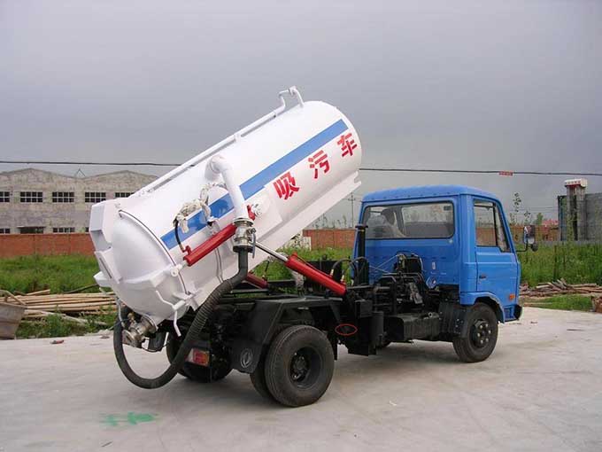 吸污车